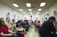 Foto zdroj: https://nmpoliticalreport.com/customers-que-in-dmv-waiting-room/
